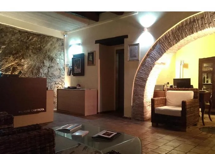 לינה וארוחת בוקר Palazzo Castriota 4*